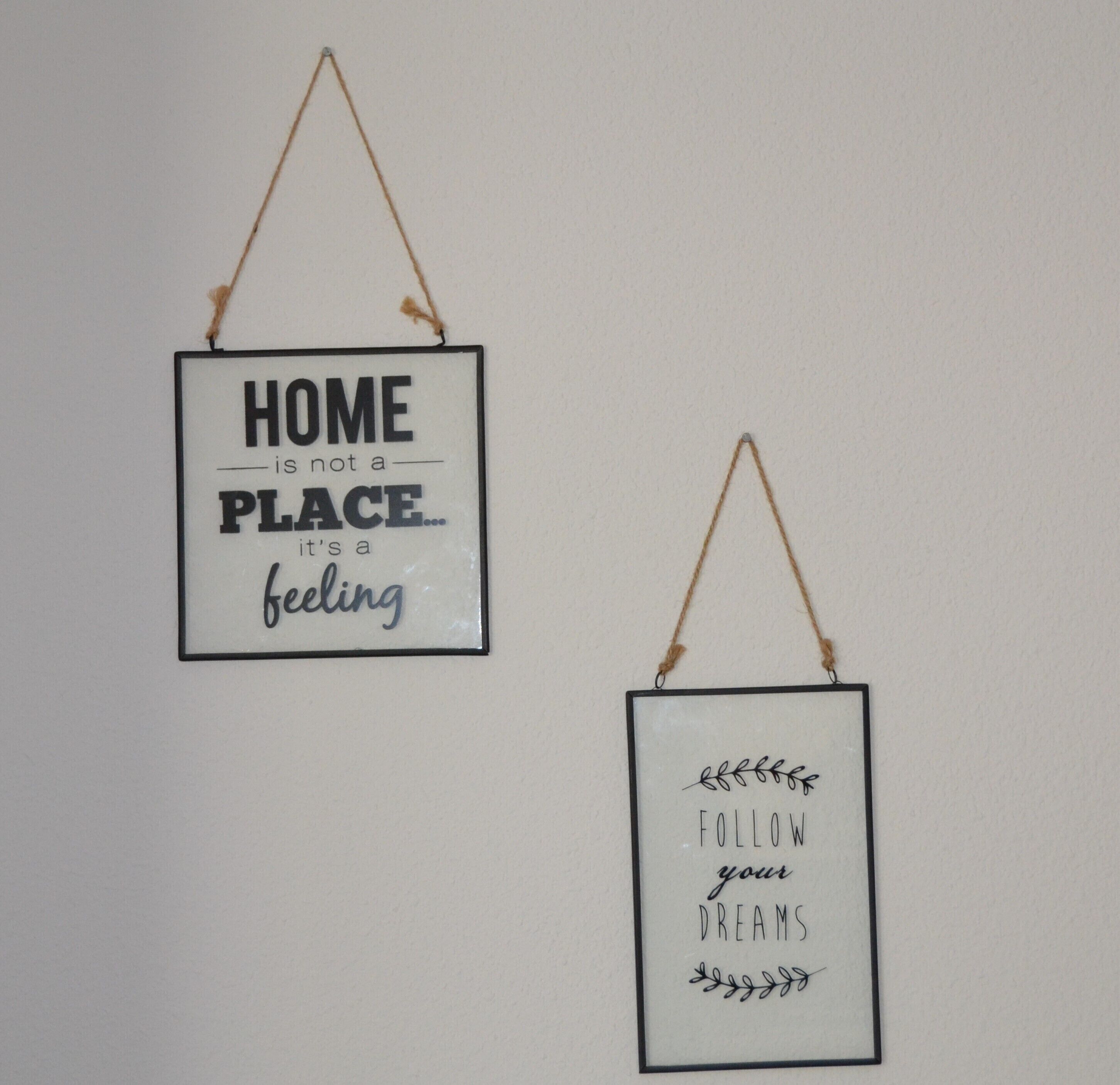 Twee muurdecoraties met inspirerende citaten.