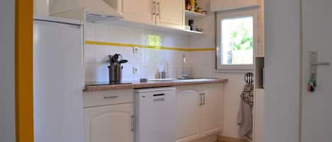 Réfrigérateur, four à micro-ondes, un four, surface de cuisson