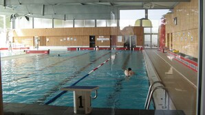 An indoor swimming pool with lanes, a starting block, and a wooden wall with lockers. - Apartment with garden in quiet residence near beaches wi fi parking (Quiberon)