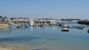 A harbor with various boats docked, a bridge, and buildings in the background. - Apartment with garden in quiet residence near beaches wi fi parking (Quiberon)