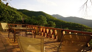 A terrace with a table and chairs, overlooking a mountainous landscape. - Mas Soubiranne on the heights of Céret (Céret)