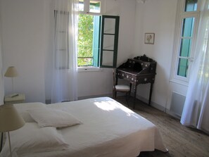 4 bedrooms, iron/ironing board, free WiFi, bed sheets