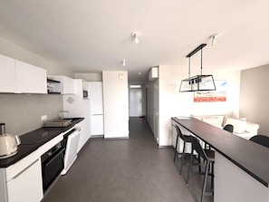 Geladeira, micro-ondas, fogão, cooktop