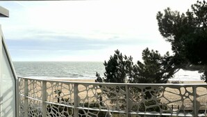 A balcony with a view of the beach and ocean. - Luxury apartment for 4, beachfront, balcony, pool, pets allowed, parking, WiFi (La Tranche-sur-Mer)