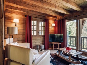 Flat-screen TV, fireplace