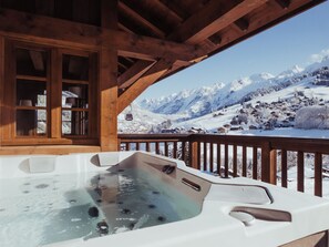 Outdoor spa tub - 5★ Chalet in La Clusaz, 8 guests, spa, near slopes, 4 bedrooms (La Clusaz)