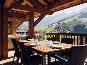 Outdoor dining - 5★ Chalet in La Clusaz, 8 guests, spa, near slopes, 4 bedrooms (La Clusaz)