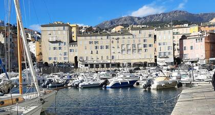Casa independiente con vistas a la piscina, al mar y a la montaña.