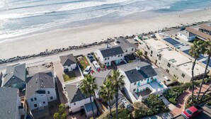 Property grounds - Pacific Villas: Unit 5 (Oceanside)