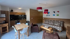 A modern living space with a kitchen, dining area, and seating area. - Spacious 3* Apartment - 6 ppl with balcony in Châtel (Châtel)