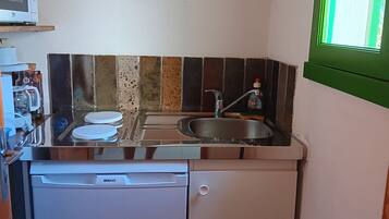 Een koelkast, een microgolfoven, een kookplaat