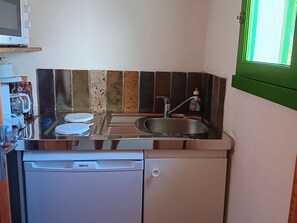 Réfrigérateur, micro-ondes, plaque de cuisson, cafetiÚre/bouilloire
