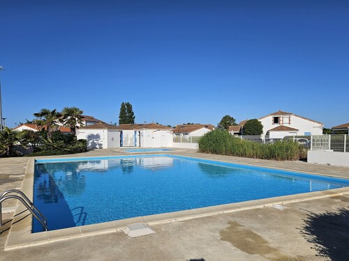 Maisonnette avec piscine à 1800m de la plage