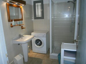 Shower, jetted bath, towels, toilet paper - Res OLIVERAIE "EMMA T3 / 2". In the shade of the olive trees, a few steps from the sea (Campomoro)