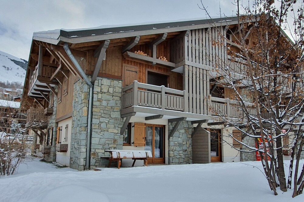 Les deux alpes, near the lake, 4/6 person apartment in chalet