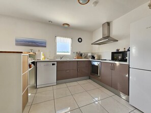 Fridge, microwave, oven, stovetop - Bright villa for 6, near beach and shops (La Faute-sur-Mer)