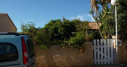 studio dans proprieté calme et ensoleillé à proximité de la mer.
