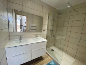 Een douche, een haardroger, handdoeken, toiletpapier