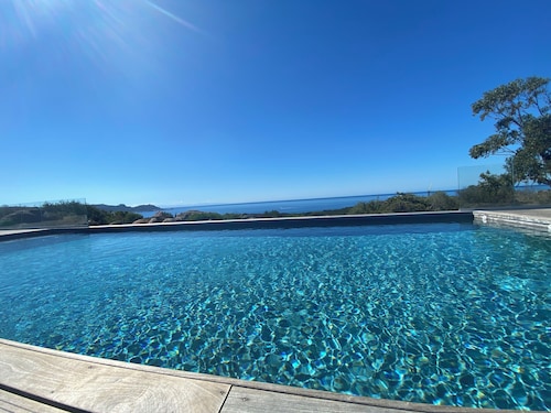 Villa Bergerie. Piscine. Bord de mer. Intime et paradisiaque. Vue exceptionnelle