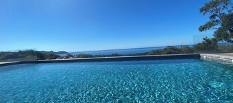 Villa Bergerie. Swimming pool. Seaside. Intimate and heavenly. Exceptional view