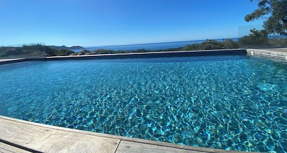 Villa Bergerie. Piscine. Bord de mer. Intime et paradisiaque. Vue exceptionnelle