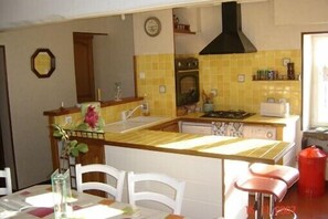 Fridge, microwave, oven, stovetop - House with 3 independent rooms, located in a village 1.5 km from the village (Saint-Point)