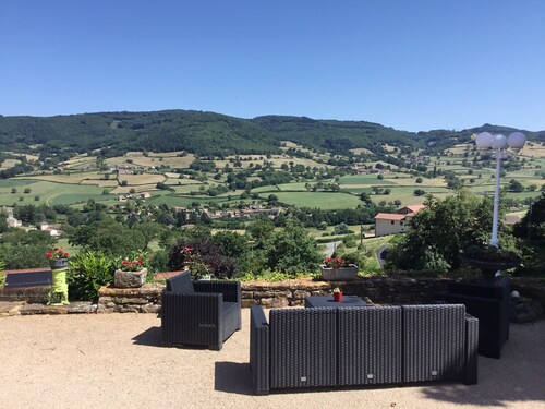 House with 3 independent rooms, located in a village 1.5 km from the village 