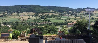 House with 3 independent rooms, located in a village 1.5 km from the village 