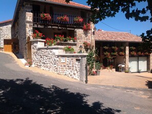 Exterior - House with 3 independent rooms, located in a village 1.5 km from the village (Saint-Point)