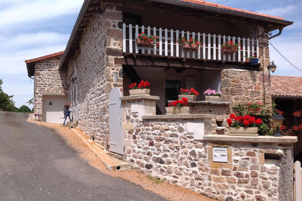 House with 3 independent rooms, located in a village 1.5 km from the village