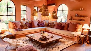 Smart TV, fireplace, DVD player, books