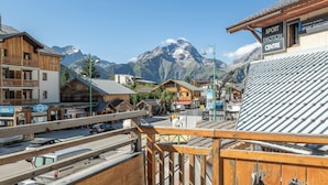 Ein Bergresort mit Seilbahn, einem 'Sport Emotion Centre' und einem Hotel 'Royal Les Ecrins'.