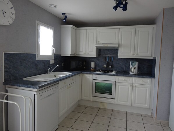 Kylskåp, mikrovågsugn, ugn och spishäll