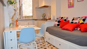 Un dormitorio pequeño con cama, escritorio y silla.