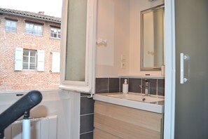 Een douche, een haardroger, handdoeken, zeep