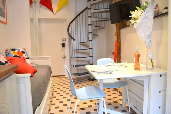 1 quarto, escrivaninha, ferros/tábuas de passar roupa, Wi-Fi de cortesia