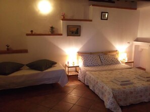 家庭四人房 | 免费婴儿床、免费 WiFi、床单