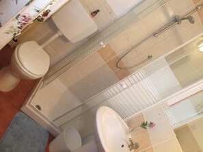 家庭三人房 | 浴室 | 免费洗浴用品、吹风机、坐浴桶、毛巾