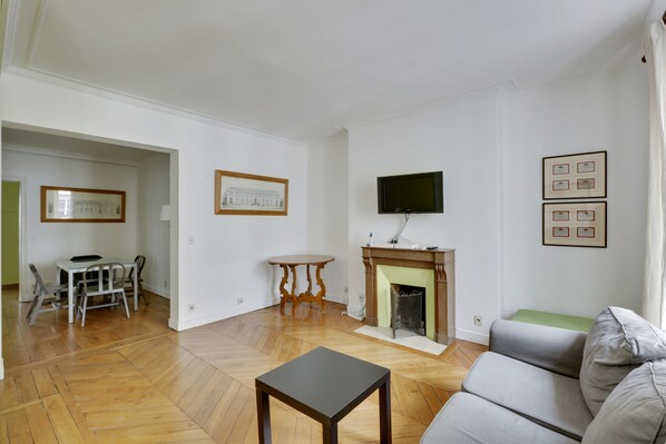 TV, fireplace