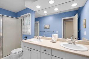 Combined shower/tub, hair dryer, towels