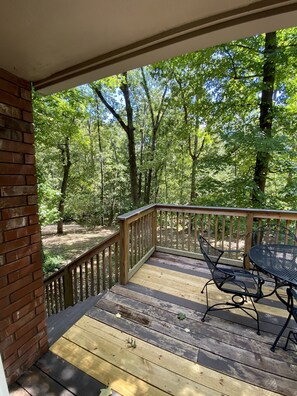 Outdoor dining - The Melanie House at Bella Vista - 7 miles to the Bentonville Square (Bella Vista)