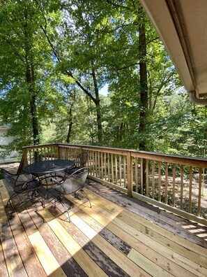 Outdoor dining - The Melanie House at Bella Vista - 7 miles to the Bentonville Square (Bella Vista)