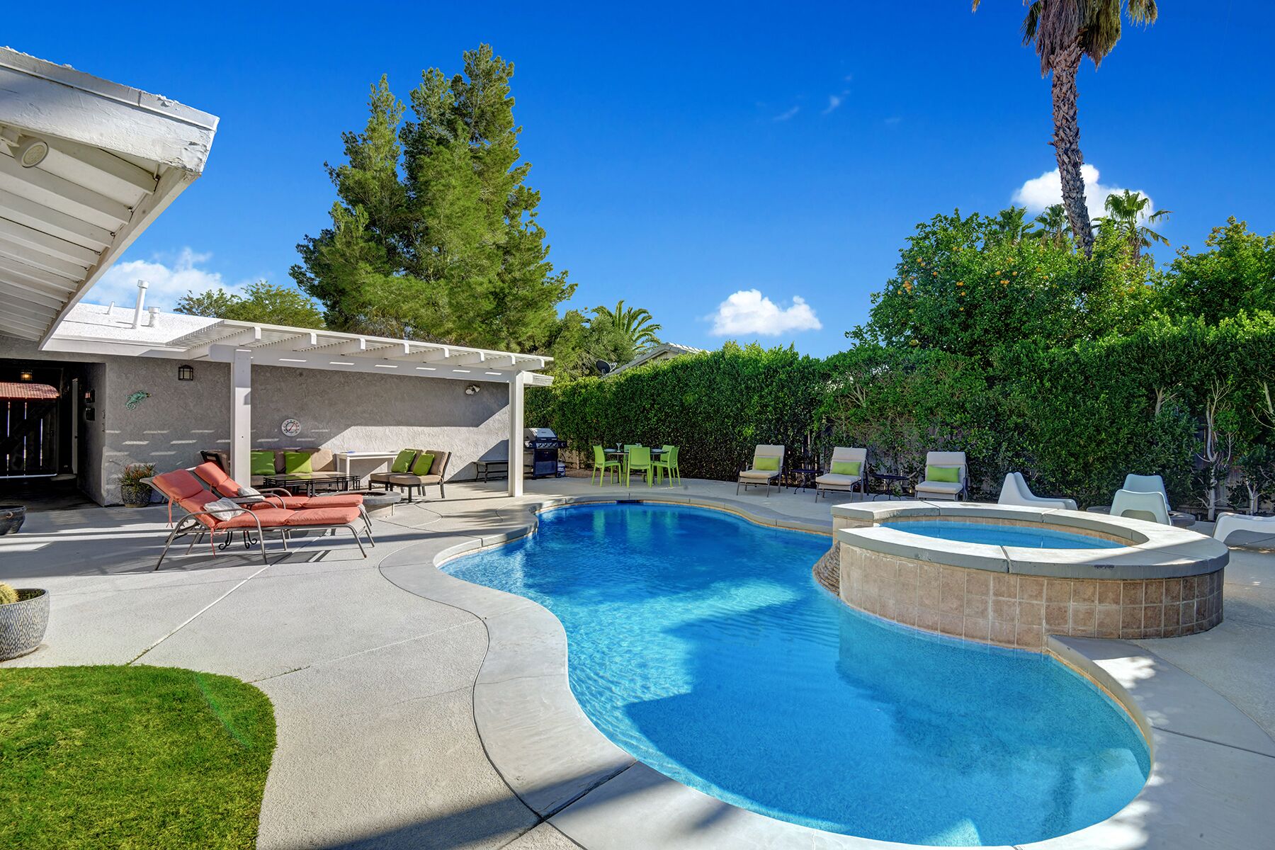 Pool and Spa house in Palm Spring ,  28 min rental or long term Available NOW