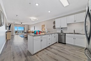 Jääkaappi, mikroaaltouuni, uuni, liesi