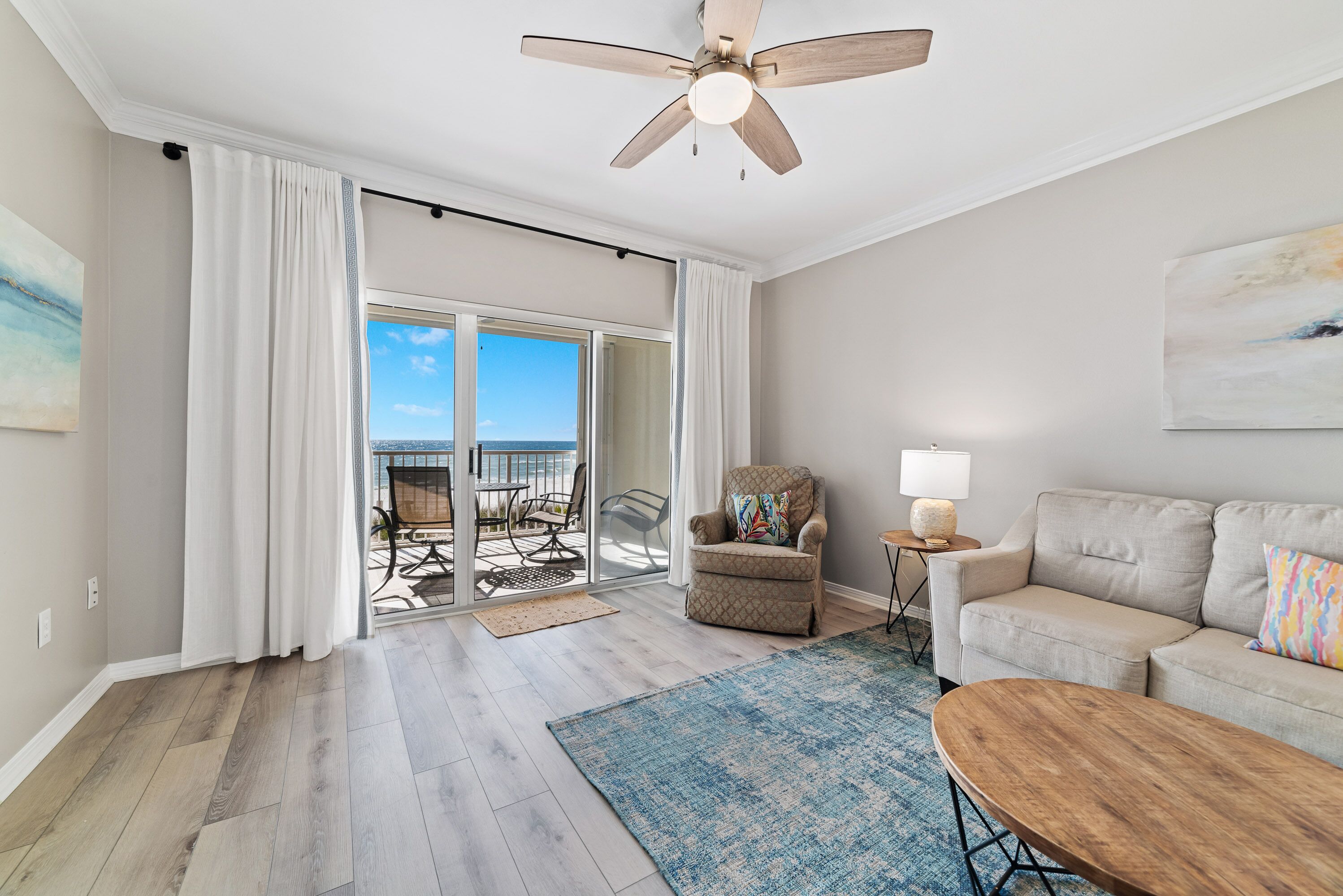 Come Enjoy this luxury condo right on the beach of Gulf Shores!