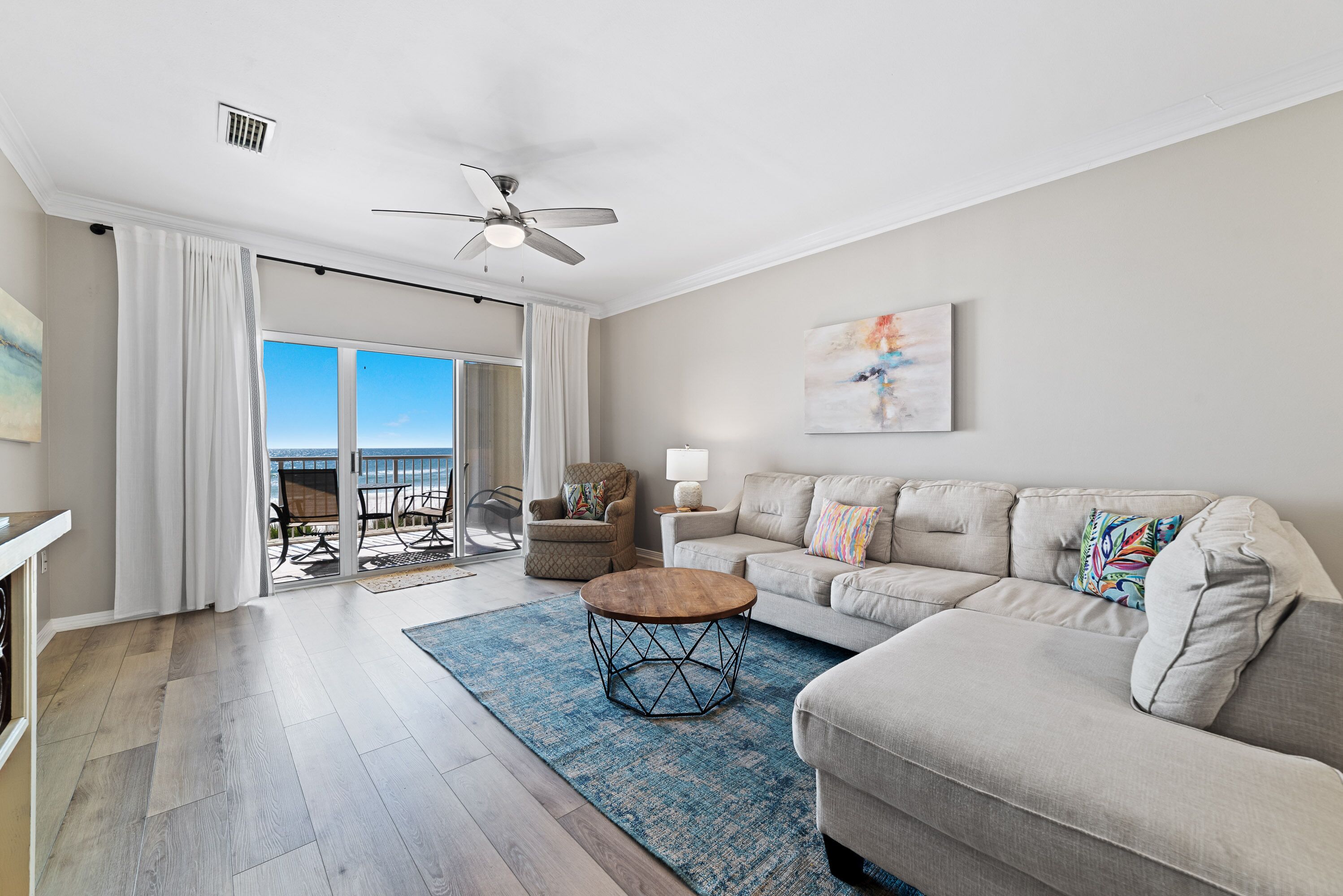 Come Enjoy this luxury condo right on the beach of Gulf Shores!