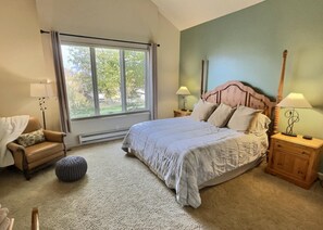 4 bedrooms, in-room safe, desk, iron/ironing board