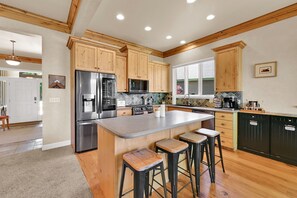 Fridge, microwave, oven, stovetop - Your Luxury Mountain Adventure Home (Eden)
