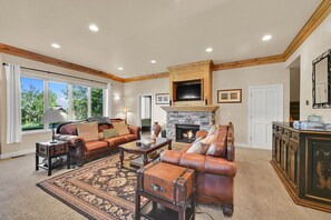Smart TV, fireplace, video games, DVD player - Your Luxury Mountain Adventure Home (Eden)