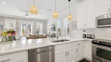 雪櫃、微波爐、焗爐、爐具